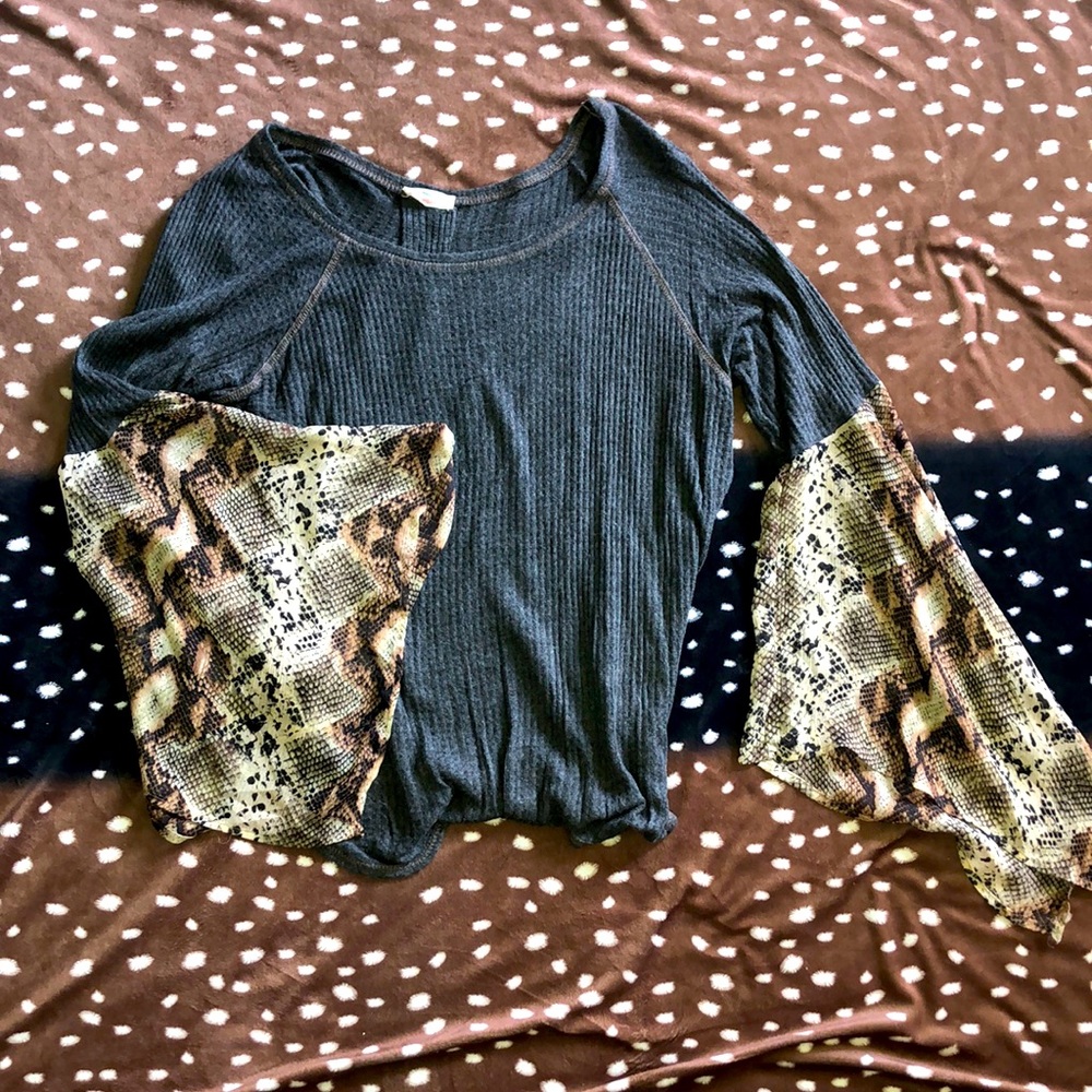 Dark heather grey waffle knit with snake sleeves